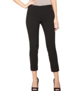 Perfect for showcasing statement shoes, these cropped Vince Camuto trousers are a stylish staple for any wardrobe!