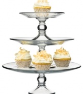 Indulge in three tiers of sweet treats! In beautifully sculpted glass, this versatile cake stand is a party staple, perfect for dessert, traditional English tea or hors d'oeuvres.