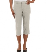 These basic capris from Dockers offer a flattering cropped leg and a cotton fabric blend with stretch for a great fit. Pair them with anything from a button-down shirt to a scoopneck tee for everyday ease!