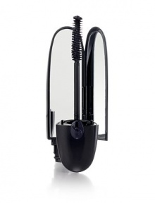 New Noir G is the first mascara to combine the extravagant luxury of a jewel case with a mirror and an extraordinary formula that adds volume, lengthens and curls. Ultra Black Pigments create perfectly defined eyes without any risk of smearing, smudging or clumping. A fortifying agent helps to regenerate lashes by stimulating keratin for fortification and lash growth.