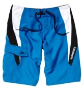 In a cool trio of hues, these Quiksilver board shorts are an beach-ready classic with a modern twist.