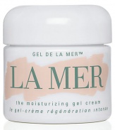 This ultralight edition of the original Crème de la Mer instantly refreshes and hydrates the skin, leaving a supremely soft finish. Its gel-like texture is ideal for warmer weather and times when a true cream just might be too rich. Created with the original concentration of Crème de Mer's Miracle Broth, the results are simply spectacular: Skin becomes softer, firmer, looks virtually creaseless. Lines and wrinkles begin to fade from view. Sensitivities are calmed and soothed.