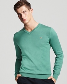 This preppy classic gets a modern redux with a vibrant pop of color and a flattering slim fit.