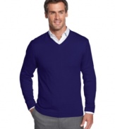 Start the season off with a solid style decision and this versatile v-neck sweater from Alfani Black.