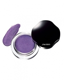 A lightweight cream eye shadow with a radiant, lustrous finish that maintains a just-applied fresh look for 16 hours without smudging or creasing. Applies easily with your fingertip for a smooth, even finish. Hydrates skin with Super Hydro-Wrap Vitalizing DE.