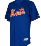 Batter up! Get into the spirit of the game with this sweet MLB New York Mets jersey from Majestic.