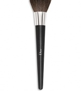 This brush is perfect for applying powder foundations to create full-coverage results that look natural. Its dense, flat head lets you press pigments onto the skin and create a smooth surface for a perfectly even, ultra-luminous finish. Made in France. 