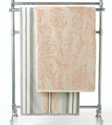 Très élégant. Accent you bath with the look of modern romance and classic Lauren by Ralph Lauren style with the Saint Honore bath towel. Choose from a textured damask floral pattern and a sophisticated stripe design.