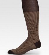 Over-the-calf socks featuring a classic herringbone pattern and solid ends.CottonMachine washMade in Italy of imported fabric