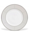 Inspired by the chic London neighborhood, the Waterford Sloane Square accent salad plate is as chic and simple as its namesake, featuring a wide band of gray mica with a quadrant design along the border.