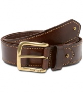 Leather paired with gold-tone details give this Tommy Hilfiger belt a timeless style.