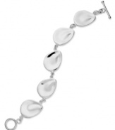 Delicate drops add dimension to your look. Giani Bernini's sweet teardrop link bracelet is crafted in sterling silver. Approximate length: 7-1/2 inches.