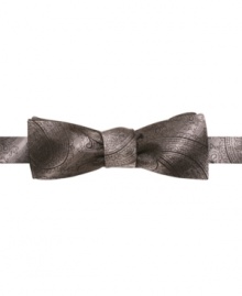 Any way you want it. Double your options for a fine evening out with this reversible bowtie from Countess Mara.