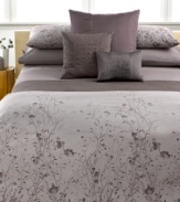 A floral escape! This Calvin Klein Jardin comforter transforms your bed into a garden of luxury with pure combed cotton percale fabric.