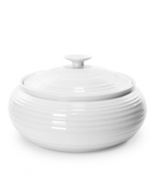 From celebrated chef and food writer, Sophie Conran, comes this artfully designed covered casserole dish. Created with the foodie in mind, this versatile dish transitions from cookware to dinnerware with the utmost ease.