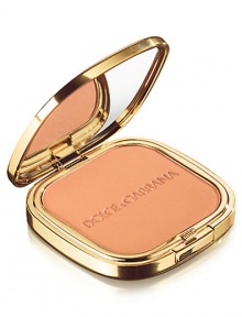 EXCLUSIVELY AT SAKS. Glow Bronzing Powder is a remarkable delicate formulation, ideal for creating the warm and sensual Hollywood glow. Looks exuding warmth and sensuality are an omni-present force in the world of Dolce & Gabbana, and here impart a feeling of indulgent decadence to the skin. 