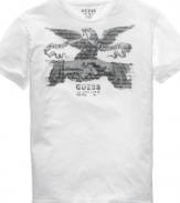 Make a gentleman's agreement in your casual wardrobe with the cool, casual graphic on this Guess tee.