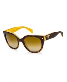 Adorned with the classic handbag logo, this modern 1950s shape showcases the best of Prada, in the retro world. The havana yellow frame is paired with brown, gradient, polarized lenses.