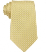 Tonal geometric details adds just the right amount of texture to this sleek tie from Donald Trump.