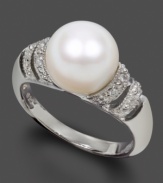 As radiant as she is. A solitary cultured freshwater pearl (9-10 mm) sets atop this sterling silver shimmering with diamond accents. Size 7.