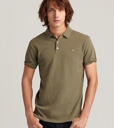 The classic polo realized by MARC BY MARC JACOBS with a slim fit and a goldtone embroidered logo at left chest.