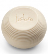 A creamy, pure white-non-drying soap that's perfectly pH balanced for a woman's delicate skin. Enriched with relaxing fruity floral essences in the J'Adore bouquet that release into a lush, exquisitely scented lather. Subtle ribbed lines echo the magnificent golden African Masai collars that inspired the J'Adore bottle. 150 gr. 