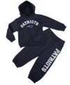 He'll have super-fan status early in this comfortable, sporty New York Giants NFL hoodie and pant set from Outerstuff.