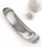 Ready to rock? Cut mess and hassle out of the kitchen with this innovative stainless steel garlic crusher, which keeps the smell of what you're preparing off of your hands. Simply apply pressure and a rocking motion to crush and dice cloves to perfection.