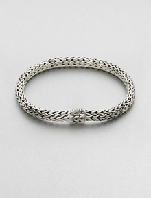 Sterling silver medium oval chain bracelet. Sterling silverSpring claspAbout 3 diam.Imported