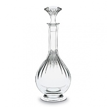 The rich, beveled pattern emphasizes the gleam of the sensuously curved crystal.