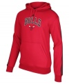 Take your shot at being a super fan in this comfortable Chicago Bulls NBA fleece hoodie from adidas.