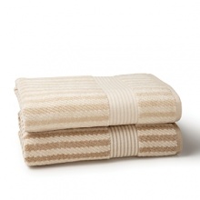 The rich stripe weave on this sculpted Ralph by Ralph Lauren bath towel creates incomparable luxury and absorbency.