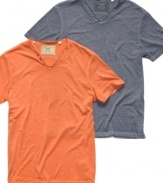 Instant casual cool. This tee from Guess is a solid choice for the weekend.