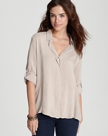 This softly hued James Perse shirt brings undone elegance to every look.