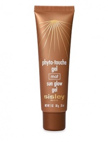 Skin-illuminating gel for a radiant glow all year long. Glides on to your face to enhance your tan and give golden and copper highlights to your skin. Thanks to its reflective pigments and the silicone contained in its formulation, it melts into the skin to make it more luminous and golden. Fresh and easy to apply, this extremely fine-textured non greasy gel blends with skin for a natural-looking, translucent, uniform complexion.