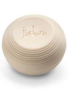 A creamy, pure white-non-drying soap that's perfectly pH balanced for a woman's delicate skin. Enriched with relaxing fruity floral essences in the J'Adore bouquet that release into a lush, exquisitely scented lather. Subtle ribbed lines echo the magnificent golden African Masai collars that inspired the J'Adore bottle. 150 gr. 