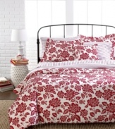 Add an alternating effect to your Tommy Hilfiger floral bedding ensemble with this Novelty Print sheet set. Red ticking stripes are the focal point, while 200-thread count polyester/cotton percale fabric provides a soothing touch.