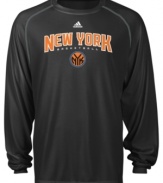 Keep team spirit alive in this New York Knicks NBA adidas shirt featuring CLIMALITE technology to keep you comfortable.