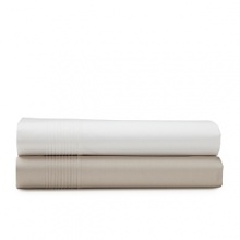 Reflecting the designer's love of fine tailoring, this detailed Barbara Barry queen flat sheet defines perfect luxury. Rendered in crisp percale, the Perfect Pleat is available in a versatile palette of modern neutral hues.