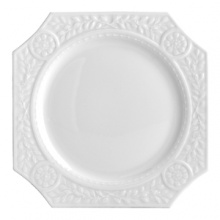 The Louvre dinnerware collection takes its design inspiration from architectural motifs that adorn the exterior of the Louvre museum. Casual or formal, this collection offers great practicality and adapts to every occasion. Oven and dishwasher safe, many of the bakeware pieces transition from oven to table.