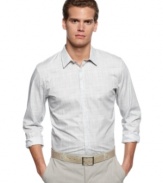 Classic style with a modern twist. This woven shirt from Calvin Klein comes in a slim fit for your up-to-date look.