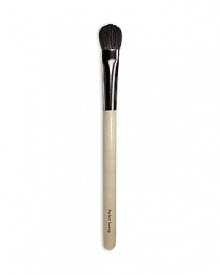 A gently tapered brush designed for quick and flawless application all over the lid. Made of luxuriously soft synthetic squirrel hair.