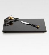 In Italy the lemon symbolizes luck and happiness, an inspiring motif that American craftsman Michael Aram has incorporated into this distinctive black granite design finished with gold plating and oxidized metal accents.From the Lemonwood CollectionBlack granite/oxidized/gold-platedBoard: 8H X 12WKnife, about 7½ longHand washImported