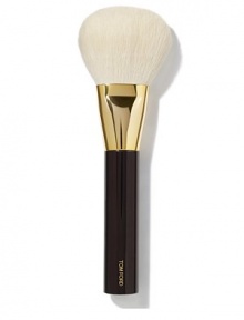 Tom Ford's brush collection is designed to bring ease and luxury to the process of creating your look - they make expert makeup application completely effortless. Disperse powder evenly all over the face with this luxuriously soft and smooth brush made with natural hair. Designed to pick up the optimal amount of product to achieve gorgeous and radiant skin. It can also be used as an all-over-face blending tool to smooth lines and create a seamless look after makeup is applied.