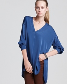 In a brilliant sapphire hue, this stretch silk Vince tunic flows elegantly over your silhouette to an asymmetric hem. High side vents lends modernity to the vibrant style, complete with singular pleats at the front and back.