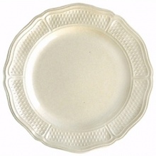 In 1821, Gien was founded for the purpose of bringing fine English earthenware manufacturing techniques to France. Pont Au Choux White is an ivory dinnerware collection with intricate inlaid design work.