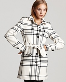 Exuding pure sophistication, this stunning Burberry coat features a minimalistic palette, clean lines, and a timeless silhouette.