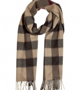 Elegant shawl made ​.​.of fine, beige cashmere from British cult label Burberry London - Signature Burberry check in extra-large size - Long and wide with decorative fringe, it is a warm and stylish accessory for a duffle coat, parka or blazer