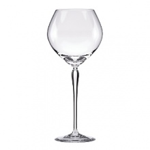 With a clear bowl and hand-pulled stem, this kate spade new york Bellport goblet sparkles in European crystal.