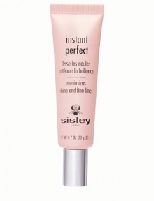 A corrective and skin enhancing product for an instant beauty boost. Instant Perfect is a siliconated gel emulsion with an ultra-soft touch, which acts instantly to erase skin imperfections and highlight the eyes. 0.7 oz. 